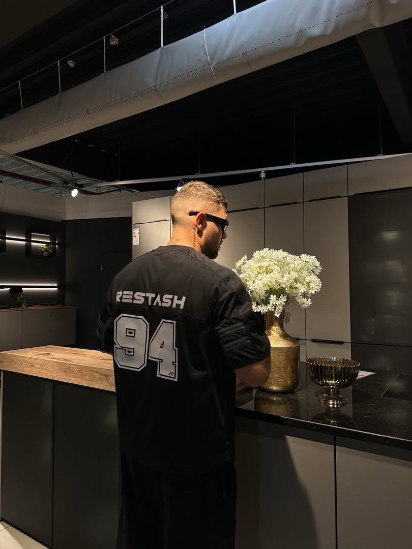 Gregor im Restash-Jersey in einer Küche